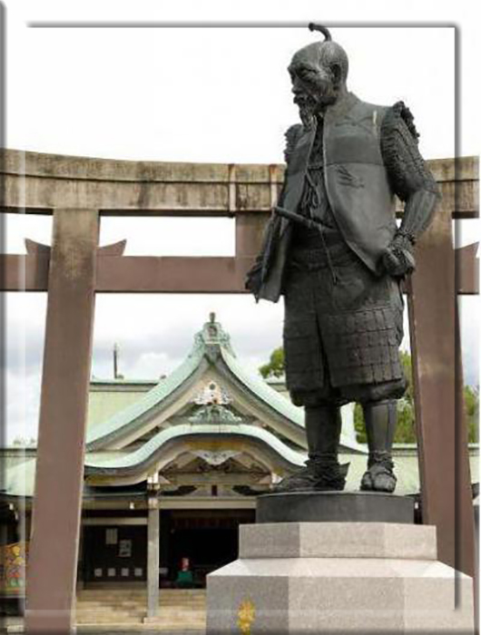 Храм и статуя Тоётоми Хидэёси.