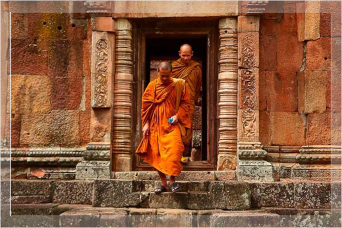Буддийские монахи за пределами тайского монастыря.