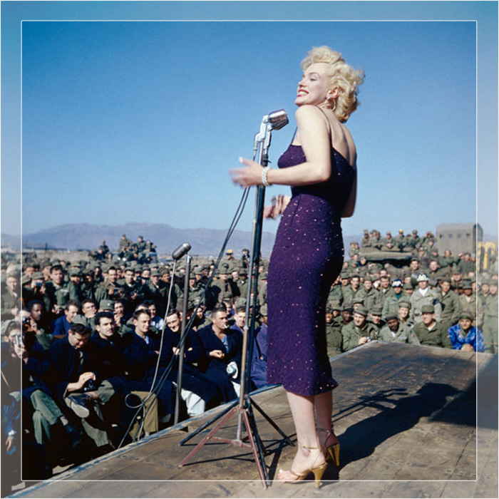 Мэрилин Монро развлекает солдат США в Южной Корее в 1954 году.