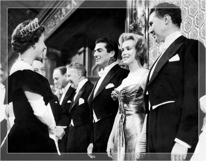 Мэрилин Монро встречается с королевой Елизаветой II на представлении Royal Command Film на Лестер-сквер в Лондоне, 1956 год. 