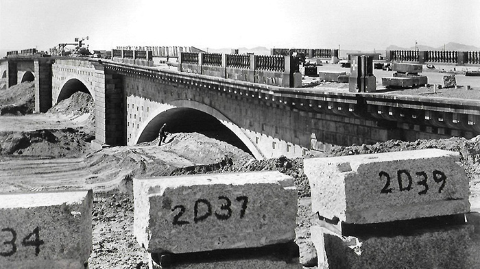 Мост был разобран, а каждый блок пронумерован. / Фото: amusingplanet.com