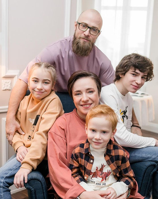 Тутта Ларсен с семьёй. / Фото: ngs.ru