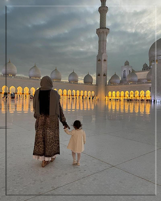 Наоми Кемпбелл надела хиджаб и пришла в мечеть вместе с дочкой.