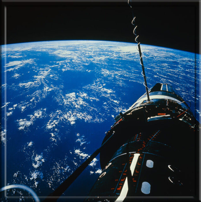 Вид на пристыкованный командно-служебный модуль «Аполлон-9» и лунный «Паук» на фоне Земли, 1969 год.