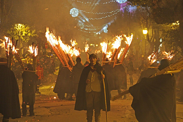 Каждый год Аньоне освещает пламя тысяч факелов. / Фото: atlasobscura.com