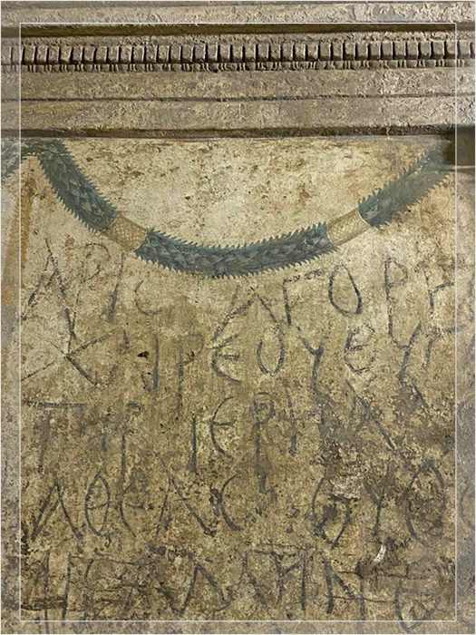 Эксперты не уверены, кто именно был похоронен в некрополе, но имена, нацарапанные на древнегреческом языке на стенах гробницы, дают ключ к разгадке личности умершего.