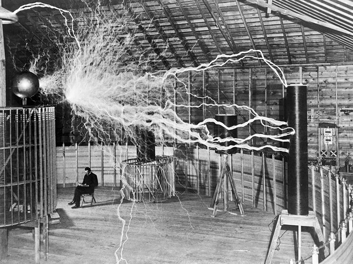 Никола Тесла в своей лаборатории в Колорадо-Спрингс около 1899 года. / Фото: Wikimedia Commons