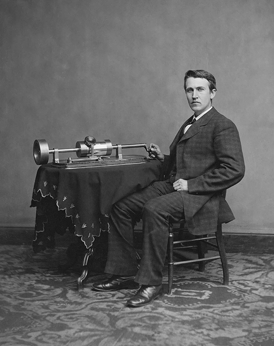 Томас Эдисон и его ранний фонограф. / Фото: Wikimedia Commons