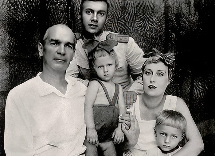 Ян и Марина Янковские с сыновьями. Олег в центре. / Фото: uznayvse.ru