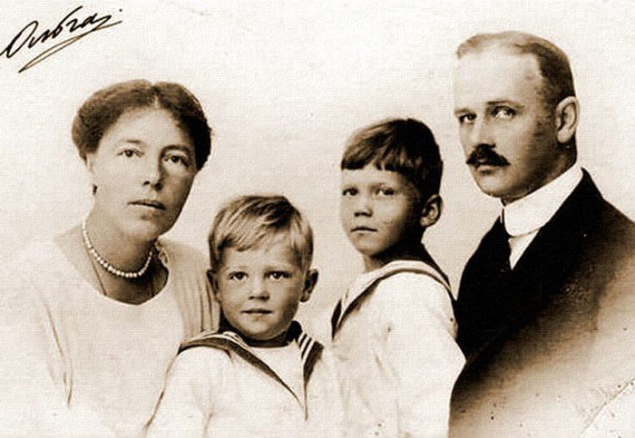 Ольга, Николай и двое их сыновей, около 1922 года. / Фото: Wikimedia Commons