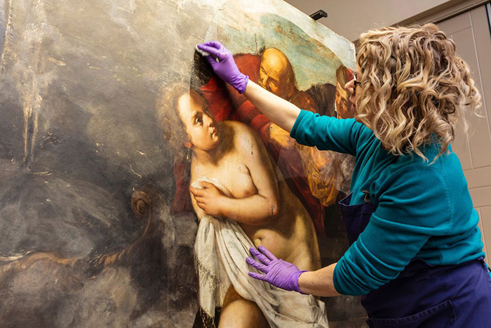 Реставратор Аделаида Изат работает над картиной «Сусанна и старейшины», недавно присвоенной Артемизии Джентилески. / Фото: Royal Collection Trust