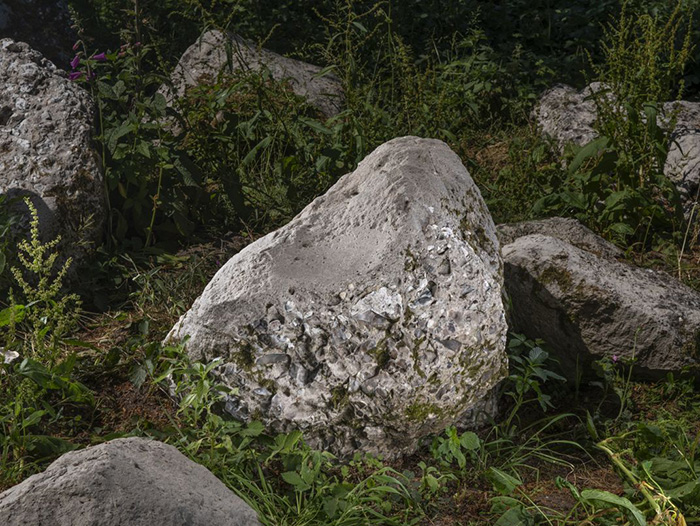 Этому шлифовальному камню более 5000 лет и когда-то его использовали для заточки топоров. / Фото: smithsonianmag.com