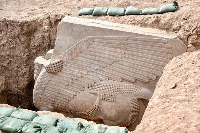 Крылатый бык с человеческой головой был обнаружен на месте древнего города Дур-Шаррукин на севере Ирака. / Фото: Getty Images