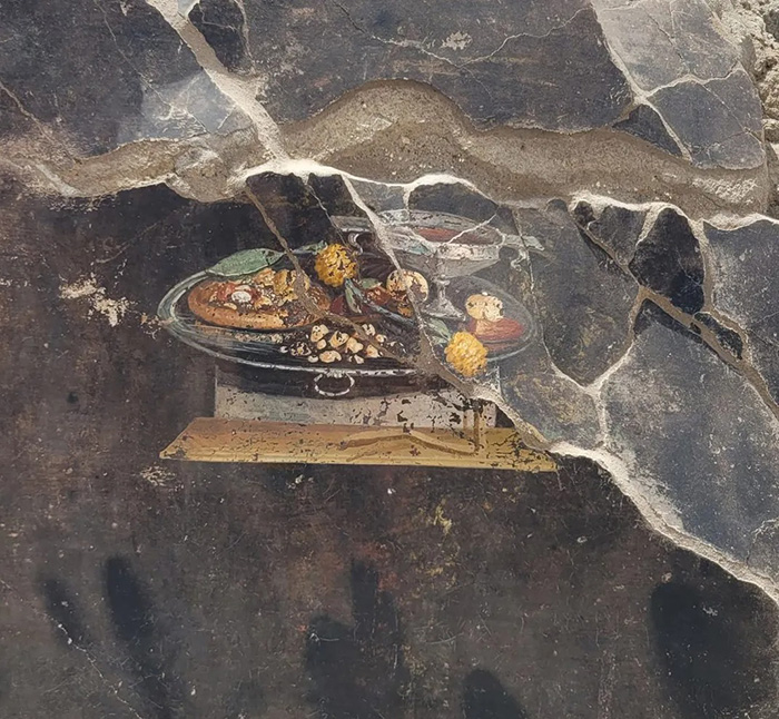 Недавно раскопанная фреска в Помпеях изображает лепёшку, которая могла быть предшественницей пиццы. / Фото: smithsonianmag.com