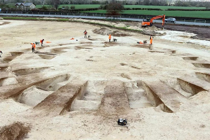 Археологи в Англии нашли останки скелетов бронзового века, кремационные захоронения и артефакты. / Фото: smithsonianmag.com