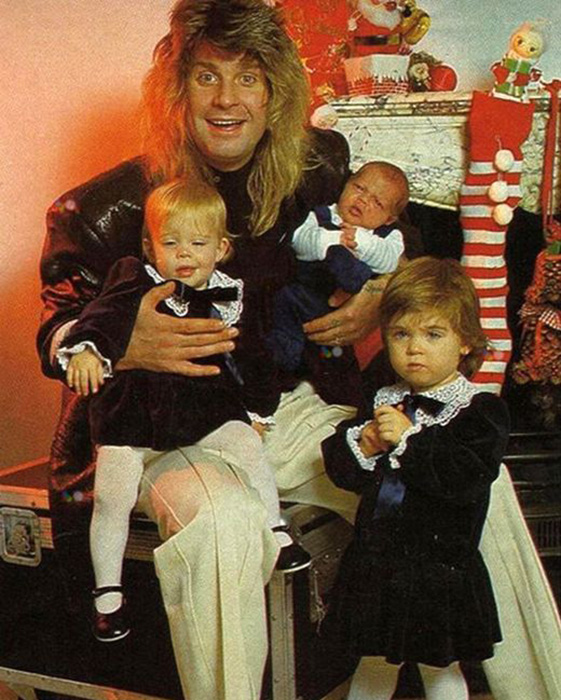Оззи Осборн со своими маленькими детьми. / Фото: telegraph.co.uk