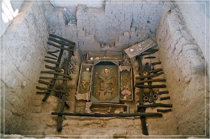 Внутри царских гробниц Сипана.