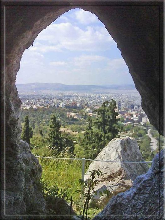 Пещера бога Пана под Афинским Акрополем.