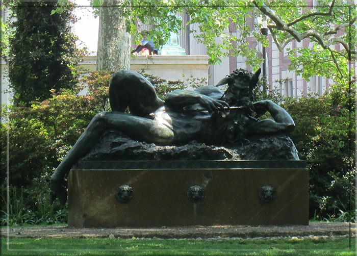 Статуя Пана в Колумбийском университете, Нью-Йорк.