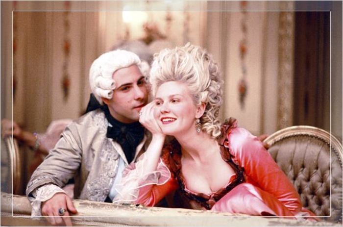 Джейсон Шварцман в роли Людовика XVI и Кирстен Данст в роли Марии-Антуанетты, оба в напудренных париках.