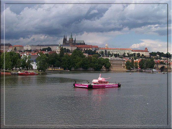 «Розовый танк» Черни на реке Влтаве, 24 июня 2011 года. 