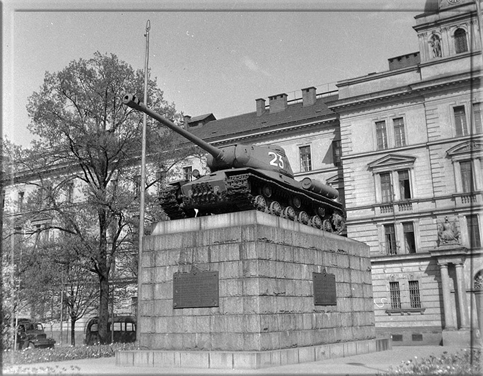 Памятник советским танкистам в Праге.
