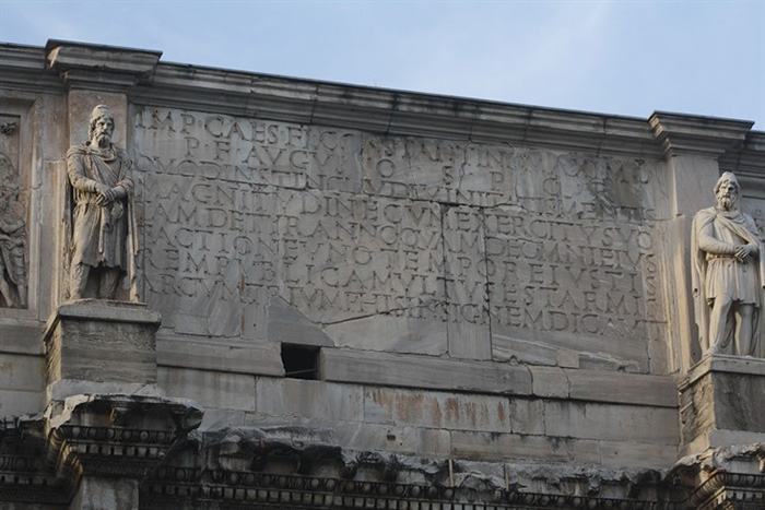 Триумфальная арка Константина в Риме. / Фото: helentours.ru