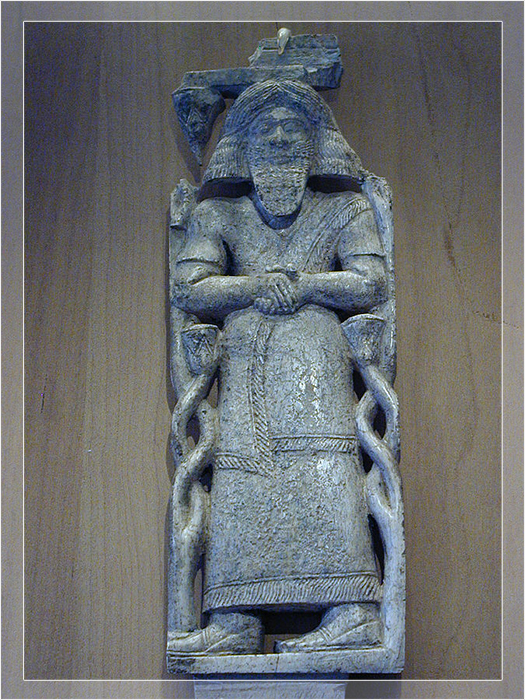 Базальтовая стела, изображающая царя Азаила из Арам-Дамаска.