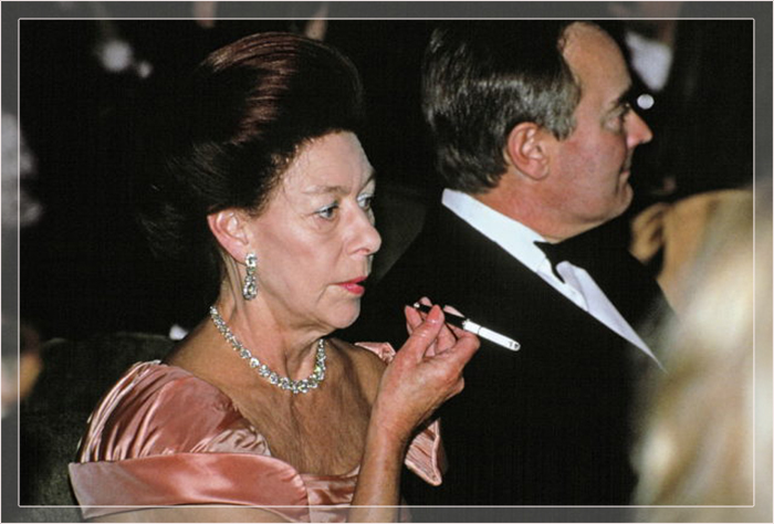 Принцесса Маргарет курит на гала-ужине Фонда борьбы со СПИДом, около 1991 года.
