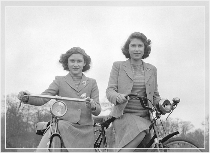 Принцесса Елизавета и принцесса Маргарет позируют на велосипедах в Виндзоре, Англия, 4 апреля 1942 года.