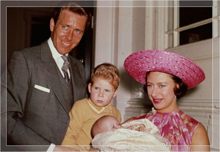 Принцесса Маргарет с лордом Сноудоном в Кенсингтонском дворце с сыном Дэвидом и дочерью Сарой, около 1964 года.
