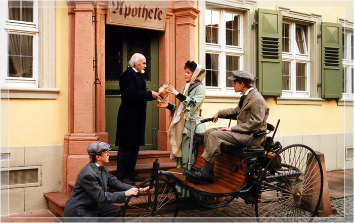 Берта Бенц с сыновьями в своей легендарной поездке на автомобиле остановилась для покупки горючего.