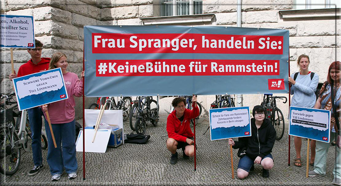 Акция протеста против Rammstein перед офисом берлинского сенатора внутренних дел.