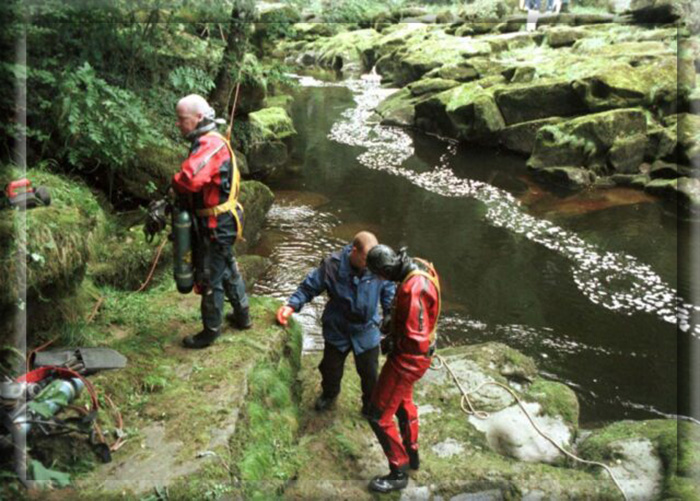 Полицейские водолазы ищут в воде Болтон Стрид Линн и Барри Коллетт, пропавших без вести во время их медового месяца, 20 августа 1998 года.