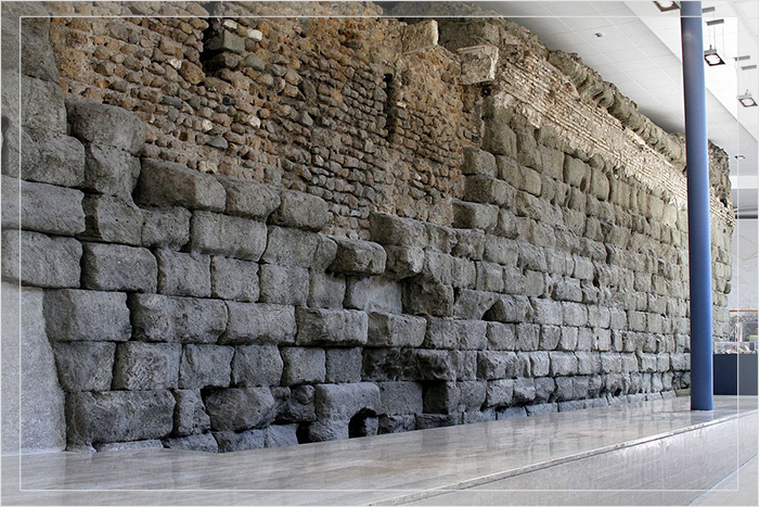 Остатки стен храма Юпитера Оптимуса Максимуса в Риме.