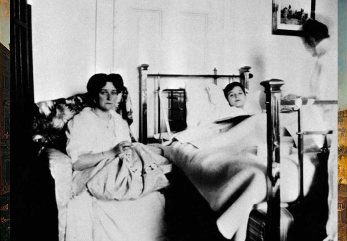 Александра Фёдоровна у постели сына цесаревича Алексея Николаевича около 1914 года.
