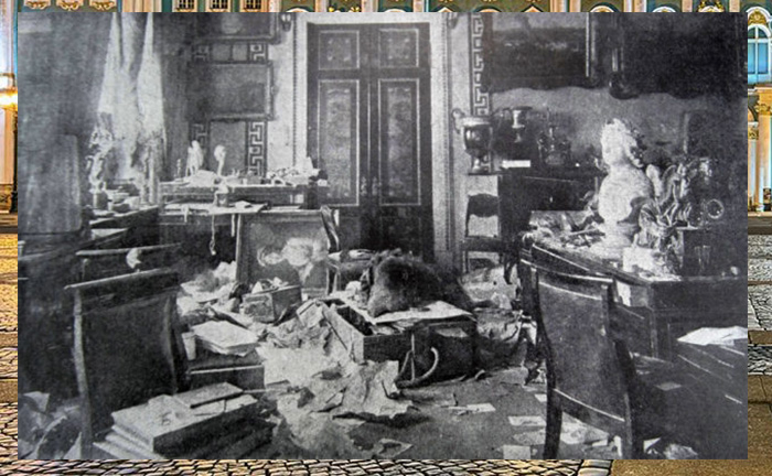 Разрушенный кабинет царя Николая II в Зимнем дворце, 1917 год. 