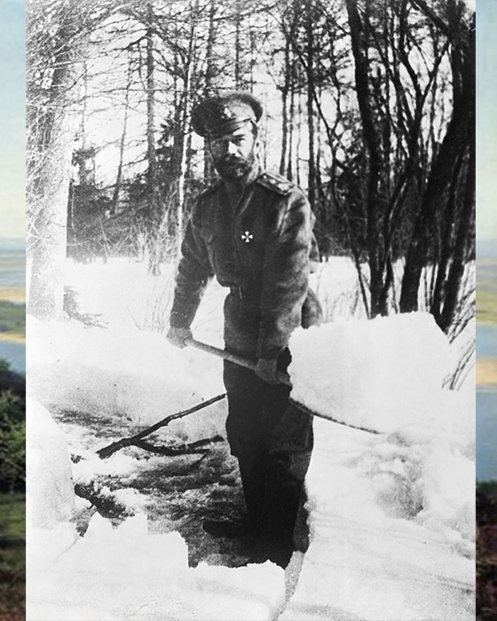 Николай II чистит снег в парке в Царском, где в 1917 году содержалась семья Романовых.