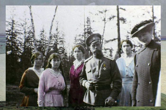 Царь Николай II с дочерьми и супругой.