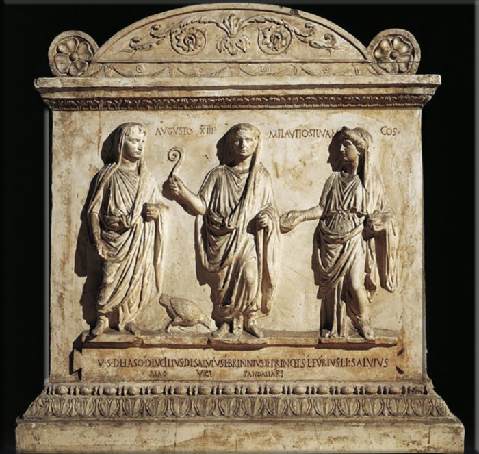 Алтарь, посвящённый Ларе императора Августа. Копия из галереи Уффици во Флоренции.