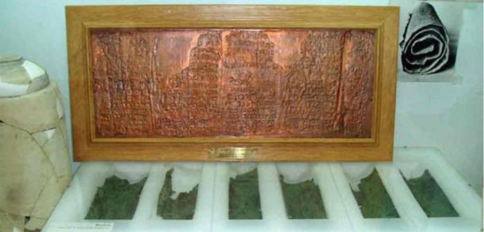 Демонстрация остатков Медного свитка, обнаруженного в Кумране. / Фото: commons.wikimedia.org