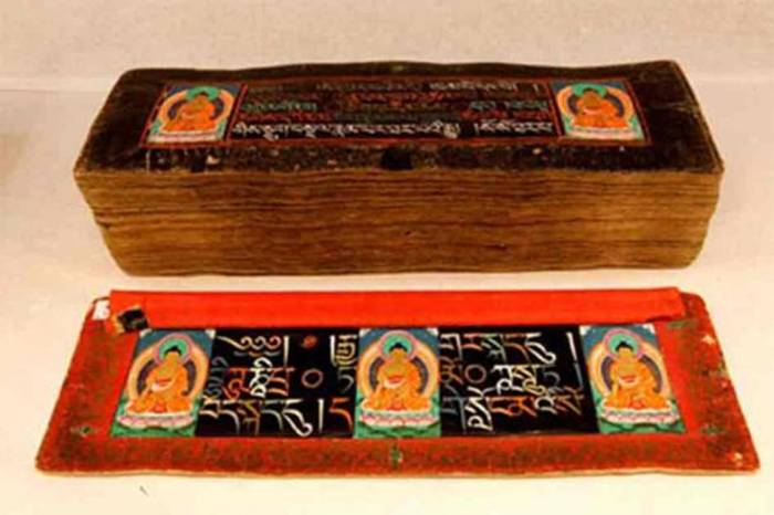 Кангьюр (перевод слов Будды), написанный чернилами из девяти драгоценных камней, является одним из самых невероятных текстов древней истории. / Фото: commons.wikimedia.org