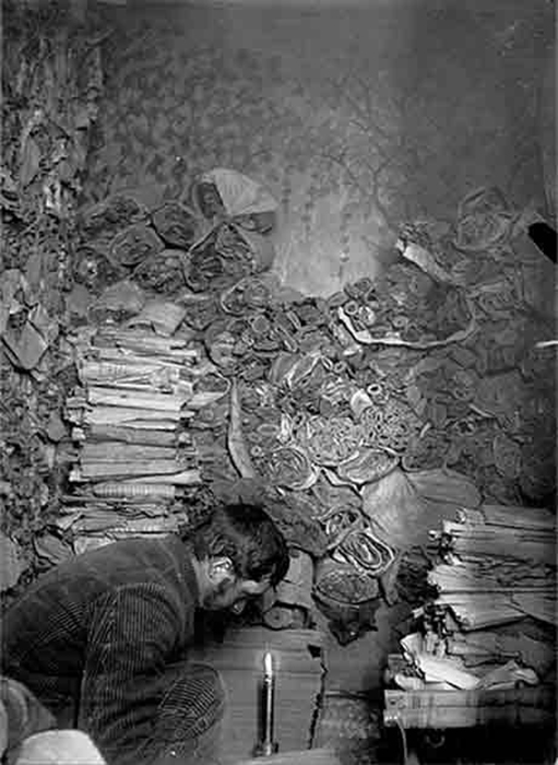 Поль Пеллио изучает дуньхуанские рукописи в пещере Могао в Дуньхуане, Китай, в 1908 году. / Фото: commons.wikimedia.org