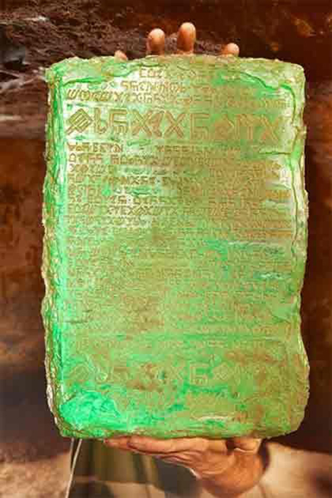 Репрезентативное изображение легендарной Изумрудной Скрижали, одного из самых невероятных текстов древней истории. / Фото: Adobe Stock