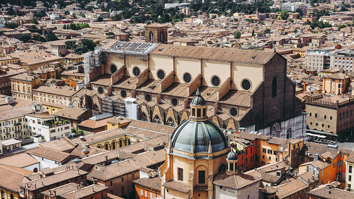 Вид с воздуха на церковь Сан-Петронио. / Фото: Shutterstock.com