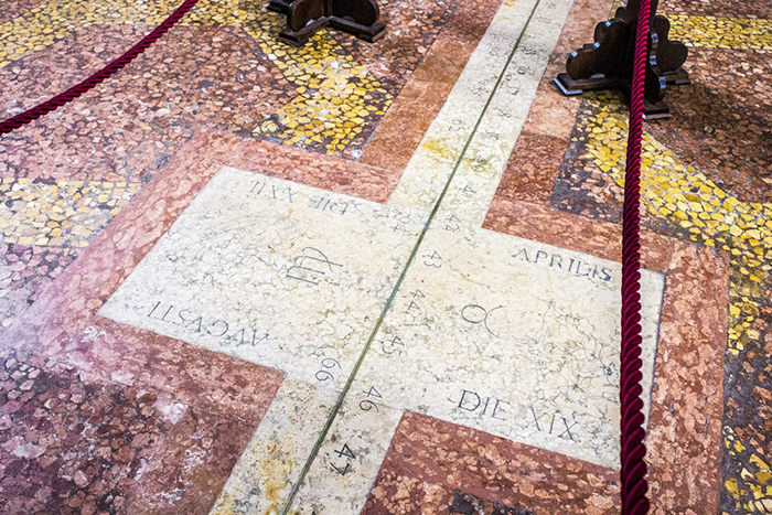 Линия меридиана внутри базилики Сан-Петронио. / Фото: Shutterstock.com
