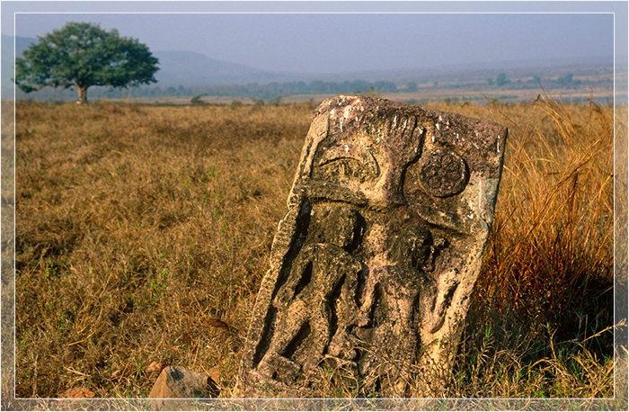 Старый камень сати в национальном парке Панна в Мадхья-Прадеше.
