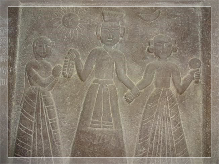 Камень сати с изображением царя и двух его жён в Орчхе, Мадхья-Прадеш.