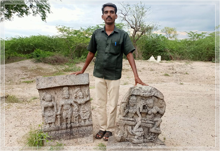 Исследователь Мунайвар Мунисваран с двумя найденными им камнями сати. Сложность резьбы на них выдаёт царское происхождение погибших.