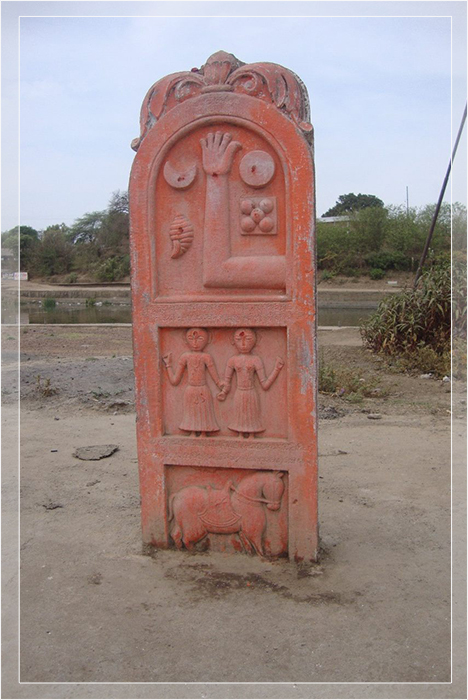 Этот камень сати в Видиша Мадхья-Прадеш богат символикой и иерархией, возможно, изображая царя, погибшего в битве, двух его жён и его лошадь.